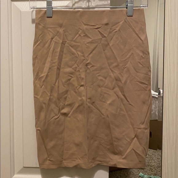 Beige tulip skirt F21 - Picture 2 of 4